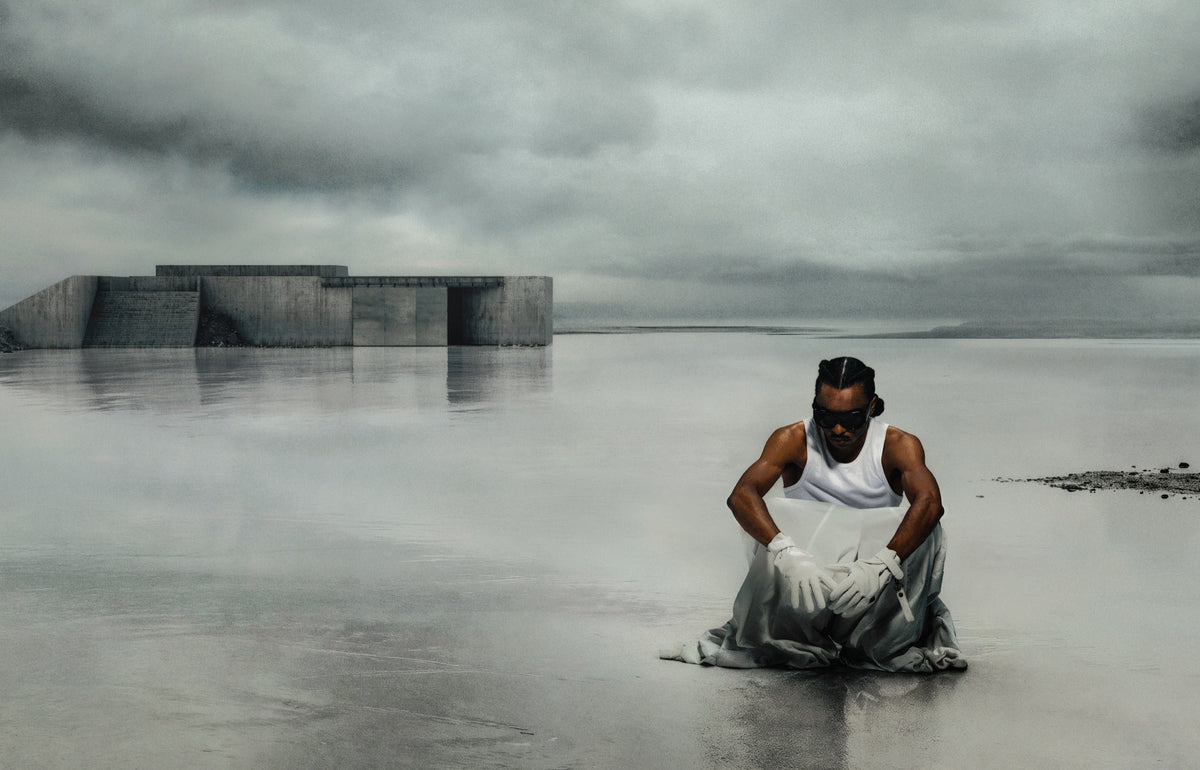 Views 007 — plage, bunker et personnage assis (photo relief)